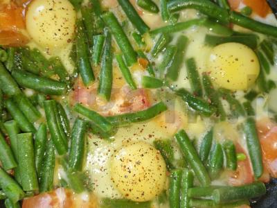 Kiaušinienė su pupelėmis ir pomidorais pagrindine nuotrauka