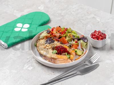 Kepta upėtakis su tahini padažu, koriandru ir granatu pagrindine nuotrauka