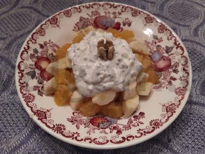 Vaisių salotos su jogurtu ir chia pagrindine nuotrauka