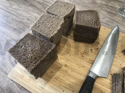 Česnakiniai kvapnūs skrudinti duonos gabaliukai iš Borodino duonos Žingsnis 1