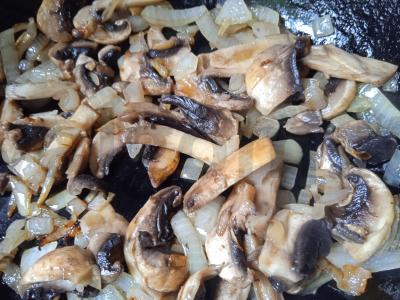 Keptas bulves su sviestu ir pievagrybiais Žingsnis 2