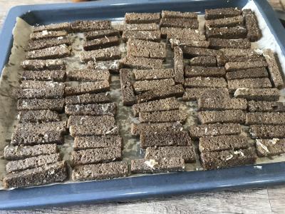 Česnakiniai kvapnūs skrudinti duonos gabaliukai iš Borodino duonos Žingsnis 4