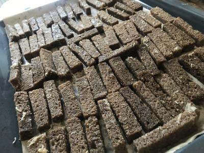 Česnakiniai kvapnūs skrudinti duonos gabaliukai iš Borodino duonos pagrindine nuotrauka