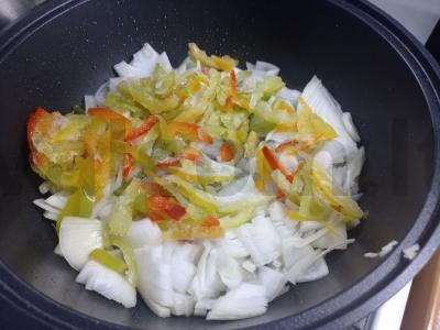 Žiedinė kopūstai su vištiena grietinės ir pomidorų padaže Žingsnis 1