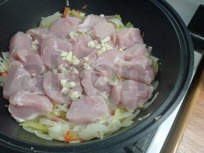 Žiedinė kopūstai su vištiena grietinės ir pomidorų padaže Žingsnis 3