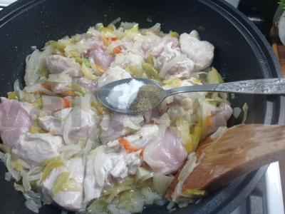 Žiedinė kopūstai su vištiena grietinės ir pomidorų padaže Žingsnis 4