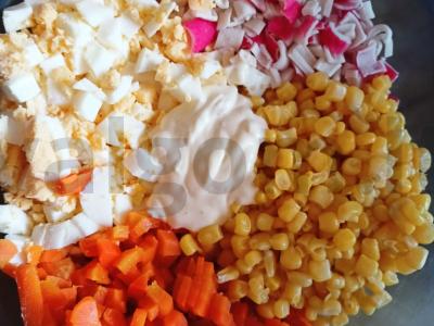 Krabų lazdelės salotos su virtomis morkomis Žingsnis 5