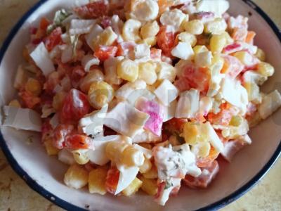 Krabų lazdelės salotos su virtomis morkomis pagrindine nuotrauka