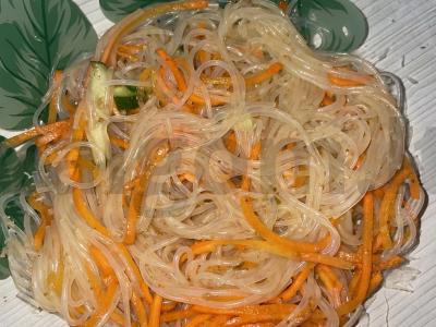 Funchosa su agurkais ir korėjietiška morkų salota pagrindine nuotrauka