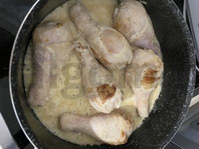 Vištiena grietinėlės padaže lėtoje viryklėje pagrindine nuotrauka