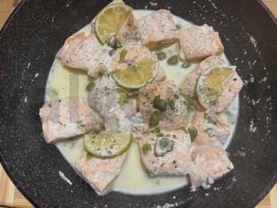 Aštrus lašiša, kepta su kaparėliais ir laimu Žingsnis 3