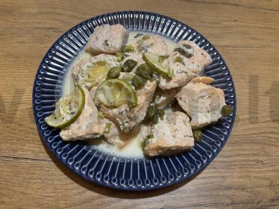 Aštrus lašiša, kepta su kaparėliais ir laimu pagrindine nuotrauka