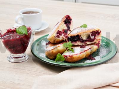 Kibinai su spanguolėmis pagrindine nuotrauka