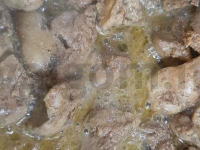 Vištienos kepenėlės grietinėlės svieste Žingsnis 3