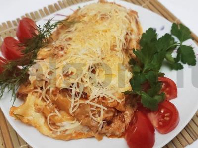 Paprasta lazanja su mėsos faršu ir bešamelio padažu pagrindine nuotrauka