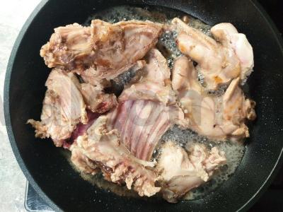 Minkštas kvapnus triušis, troškintas su grybais ir česnaku vynuose Žingsnis 1