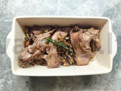 Minkštas kvapnus triušis, troškintas su grybais ir česnaku vynuose Žingsnis 3