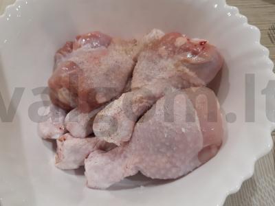 Puiki vištiena grietinės padaže su žolelėmis ir grybais Žingsnis 1