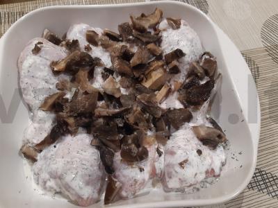 Puiki vištiena grietinės padaže su žolelėmis ir grybais Žingsnis 4