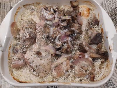 Puiki vištiena grietinės padaže su žolelėmis ir grybais pagrindine nuotrauka