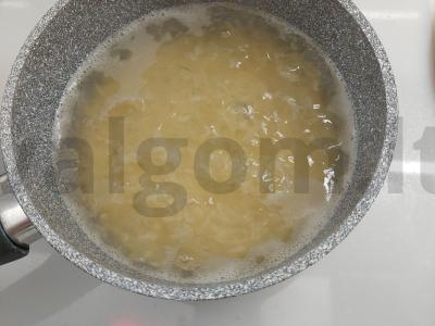 Makaronai su bekonu ir sūriu Žingsnis 1