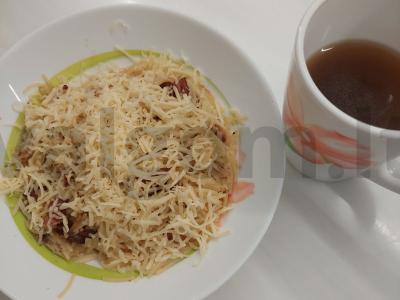 Makaronai su bekonu ir sūriu pagrindine nuotrauka