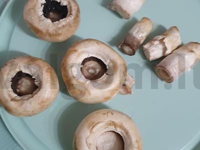 Įdaryti pievagrybiai orkaitėje Žingsnis 1