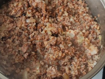 Grikių košė su troškiniu ir keptu svogūnu Žingsnis 4