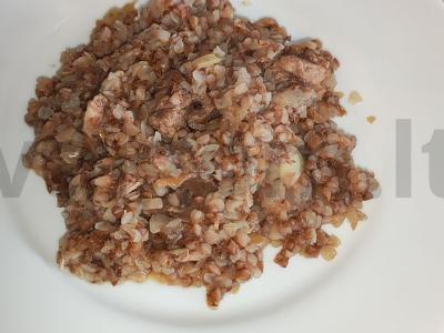 Grikių košė su troškiniu ir keptu svogūnu pagrindine nuotrauka