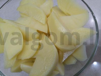 Bulvės, keptos skiltelėmis orkaitėje su paprika ir žolelėmis Žingsnis 1