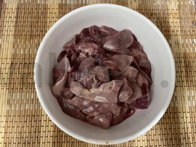 Švelni vištienos kepenėlė grietinėlėje Žingsnis 1