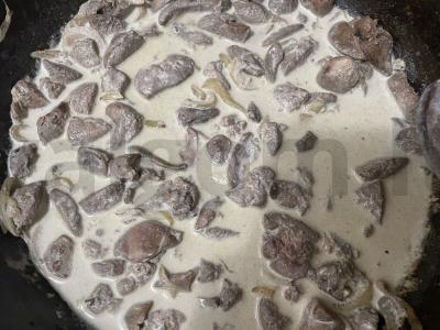 Švelni vištienos kepenėlė grietinėlėje Žingsnis 3