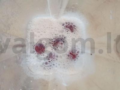 Pieno kokteilis su vyšnių sultimis ir braškėmis Žingsnis 2