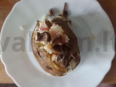 Bulvės su grybais ir pomidorų bei sūrio įdaru pagrindine nuotrauka