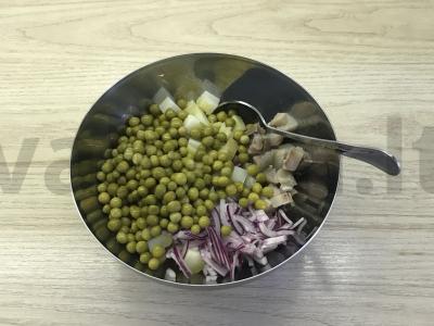 Silkės salotos su žirniais ir daržovėmis Žingsnis 3