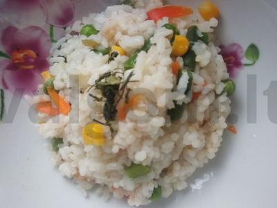 Ryžiai su daržovėmis kaip garnyras prie mėsos pagrindine nuotrauka