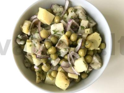 Silkės salotos su žirniais ir daržovėmis pagrindine nuotrauka