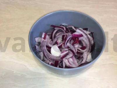 Vokietiškas bulvių salotas su raudonuoju svogūnu Žingsnis 2