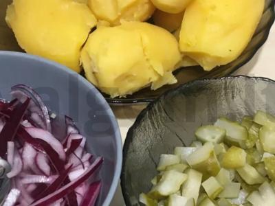 Vokietiškas bulvių salotas su raudonuoju svogūnu Žingsnis 4