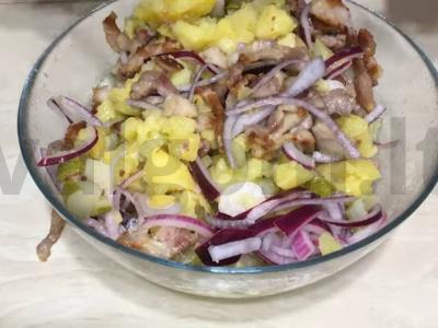 Vokietiškas bulvių salotas su raudonuoju svogūnu pagrindine nuotrauka