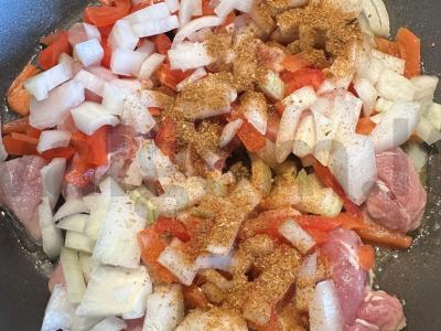 Troškinti daržovės su Briuselio kopūstais ir mėsa Žingsnis 3