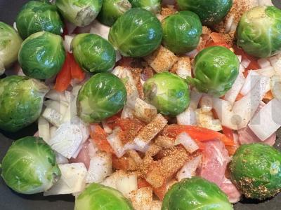 Troškinti daržovės su Briuselio kopūstais ir mėsa Žingsnis 4