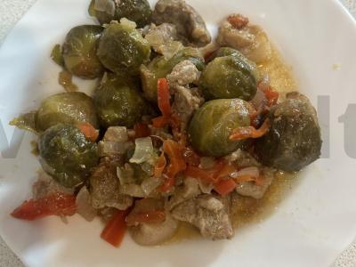 Troškinti daržovės su Briuselio kopūstais ir mėsa pagrindine nuotrauka