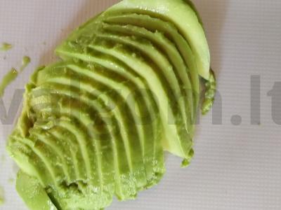 Salotas su salierų šaknimi, avokadu ir graikiniais riešutais Žingsnis 2