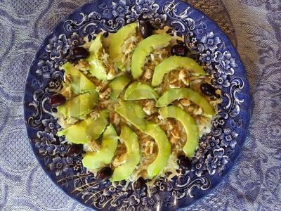 Salotas su salierų šaknimi, avokadu ir graikiniais riešutais pagrindine nuotrauka