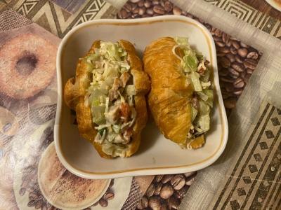 Kruasanai „Fatal“ su kiauliena, daržovėmis ir sūriu pagrindine nuotrauka