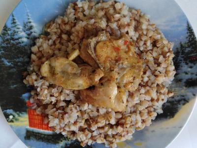 Grikių košė su vištiena pagrindine nuotrauka