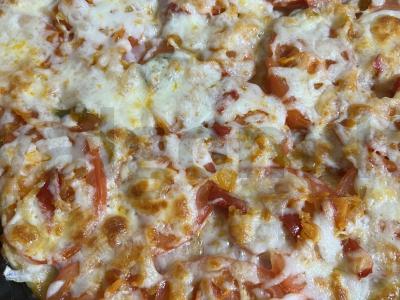 Pica su mocarela ir pomidorais pagrindine nuotrauka