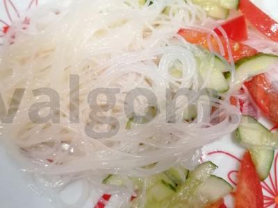 Funchosų salotas kaip garnyras pagrindine nuotrauka