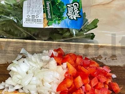 Kiaušiniai su paprikomis ir petražolėmis Žingsnis 1